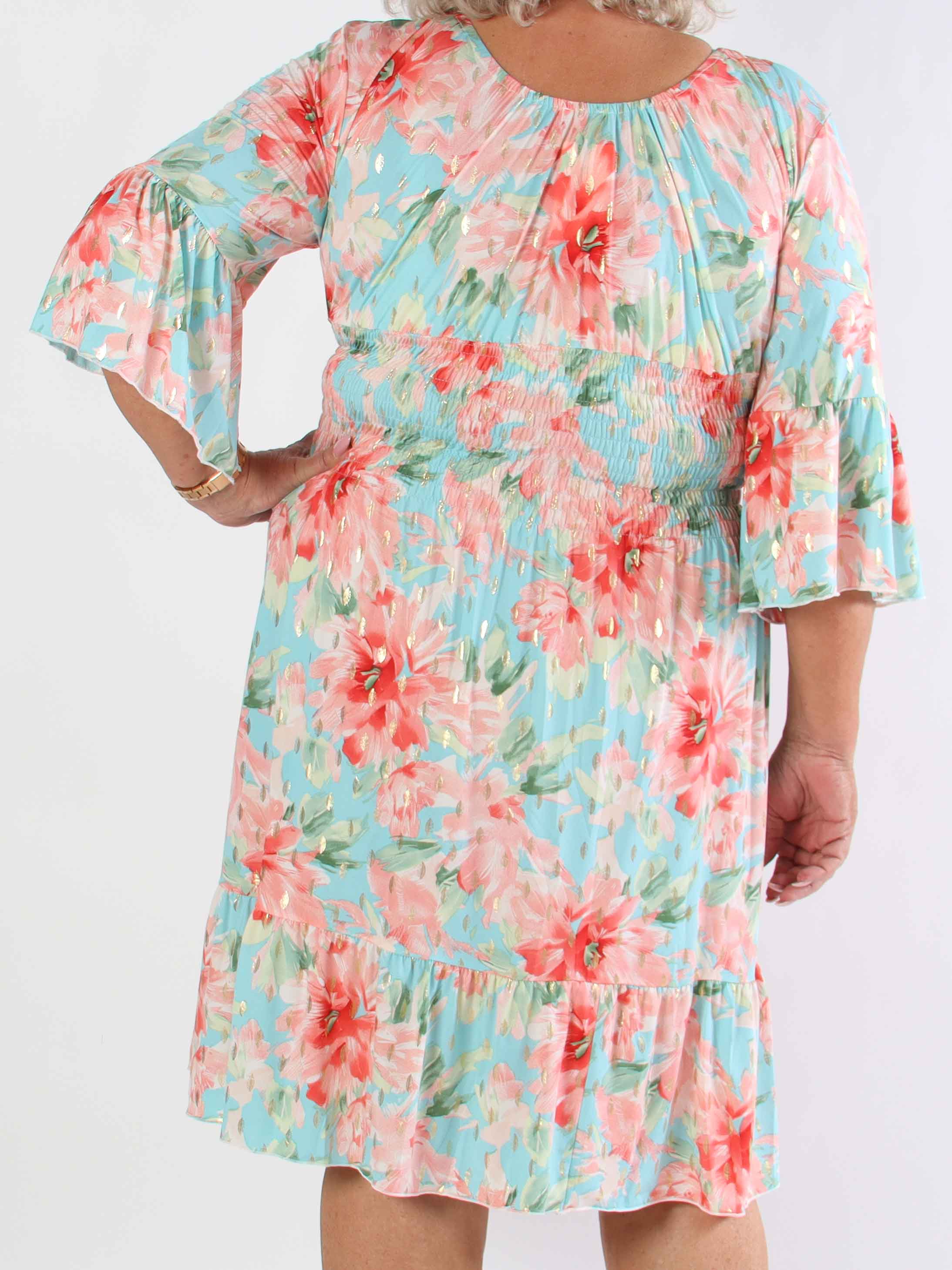 Flora Flower - Blomstret plus size kjole med smock og flæse på ærmet
